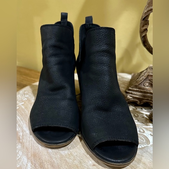 EUC Lucky Brand Black Quality Leather Ankle Boots/"Shooties". Size 6.5 - Picture 2 of 12